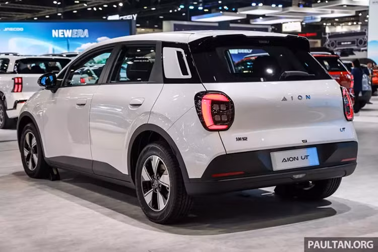Tại thị trường Trung Quốc, GAC Aion UT chạy điện chỉ có hai tùy chọn pin với dung lượng 34,9 kWh và 44,2 kWh, cung cấp phạm vi hoạt động lần lượt là 330 km và 420 km theo chu trình thử nghiệm CLTC không mấy chính xác.