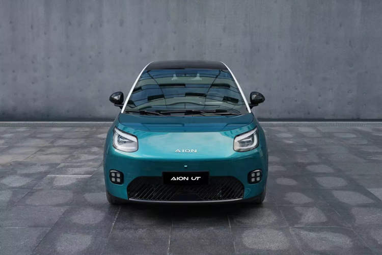 Bên trong xe, Aion UT được trang bị mặt táp-lô nằm ngang tối giản, màn hình cỡ lớn và cụm điều khiển trung tâm đặt cao, tương tự mẫu MPV cỡ nhỏ Y Plus đang bán ở Việt Nam. Các cửa gió điều hòa hình vuông đồng tâm gợi nhớ đến thiết kế của xe Citroen. Xe được trang bị bảng đồng hồ kỹ thuật số 8,88 inch và màn hình cảm ứng trung tâm 14,6 inch dùng chung với Y Plus.