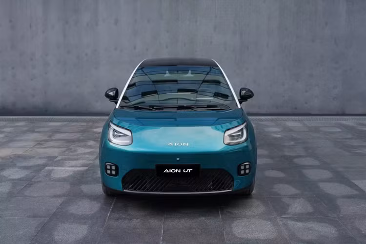 Bên trong xe, Aion UT được trang bị mặt táp-lô nằm ngang tối giản, màn hình cỡ lớn và cụm điều khiển trung tâm đặt cao, tương tự mẫu MPV cỡ nhỏ Y Plus đang bán ở Việt Nam. Các cửa gió điều hòa hình vuông đồng tâm gợi nhớ đến thiết kế của xe Citroen. Xe được trang bị bảng đồng hồ kỹ thuật số 8,88 inch và màn hình cảm ứng trung tâm 14,6 inch dùng chung với Y Plus.