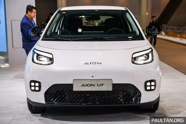 Theo tạp chí Headlightmag của Thái Lan, mức giá xe GAC Aion UT 2025 bán ra ước tính khởi điểm từ khoảng 490.000 Baht (khoảng 369 triệu đồng) trong thời gian ưu đãi, sau đó sẽ tăng lên 510.000 Baht (384 triệu đồng).