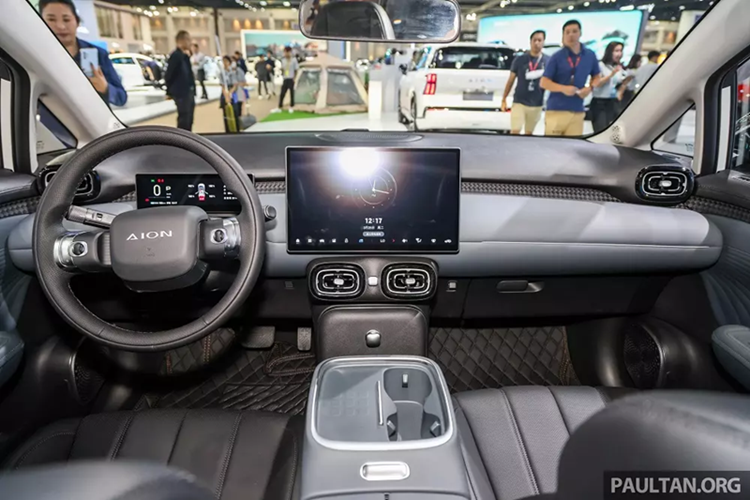 Hiện chưa có thông tin chính thức về phạm vi hoạt động của GAC Aion UT ở thị trường Thái Lan nhưng có thể sẽ tương đương BYD Dolphin, tức là khoảng 340 km ở bản Tiêu chuẩn và 427 km ở bản Cao cấp theo chu trình thử nghiệm WLTP thực tế hơn. GAC cũng tuyên bố Aion UT có thể sạc nhanh DC từ 30% lên 80% trong 24 phút.