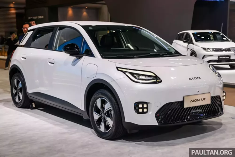 BYD Dolphin sắp gặp phải sự cạnh tranh gay gắt tại thị trường Thái Lan với sự xuất hiện của đối thủ đồng hương GAC Aion UT 2025 mới. Mẫu xe hatchback thuần điện cỡ nhỏ này vừa được giới thiệu tại Triển lãm Ô tô Quốc tế Bangkok (BIMS) 2025 và hiện đã nhận cọc tại xứ sở Chùa Vàng với hai phiên bản Tiêu chuẩn và Cao cấp.