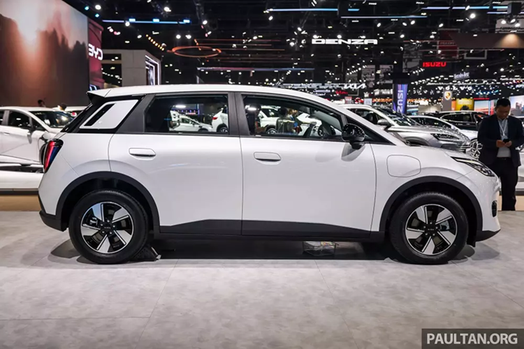 Mức giá này thấp hơn đáng kể so với phiên bản Standard Range tiêu chuẩn của Dolphin mặc dù mẫu xe nhà BYD hiện đang được giảm giá tạm thời còn 499.900 Baht (377 triệu đồng) trong khuôn khổ triển lãm BIMS 2025.