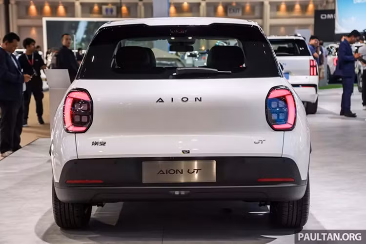 Trong khi đó, xe tại Thái Lan sẽ được nâng cấp dung lượng pin lên 50 kWh cho bản Tiêu chuẩn và 60 kWh cho bản Cao cấp nhằm cải thiện phạm vi hoạt động. Cả hai đều sử dụng công nghệ pin lithium-sắt-photphat (LFP) của GAC.