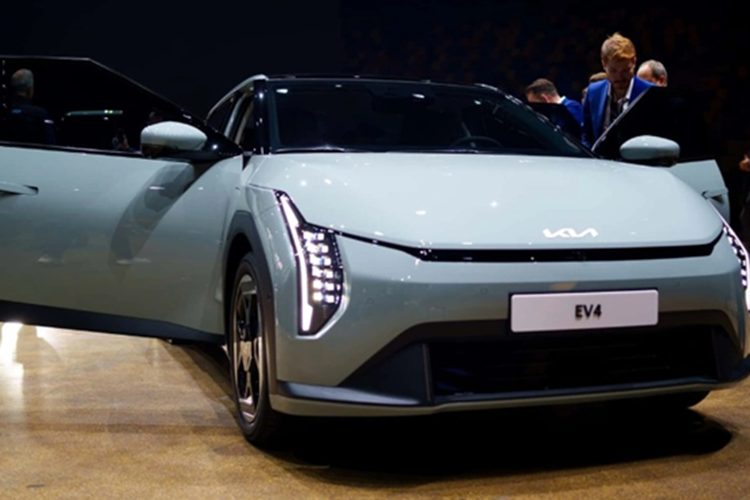 Cả hai bản Kia EV4 sedan và hatchback đều được trang bị gói GT-Line mang đến một diện mạo thể thao hơn với bộ mâm 19 inch thiết kế sắc nét, cùng cản trước và cản sau hầm hố hơn.