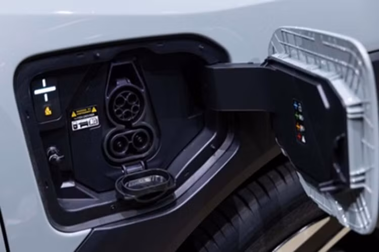 Kia EV4 có hai tùy chọn pin gồm 58,3 kWh và 81,4 kWh, hỗ trợ sạc nhanh từ 10-80% trong khoảng 30 phút. Với hệ thống sạc chậm AC, bộ pin tiêu chuẩn sẽ cần 5 tiếng 20 phút để sạc từ 0% lên 100%, còn tùy chọn pin lớn hơn cần 7 tiếng 15 phút.