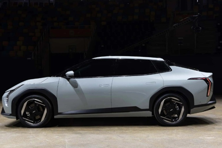 Trong khi đó, Kia EV4 hatchback 2025 chạy điện sở hữu phần đuôi xe kiểu truyền thống hơn với phần cột lẫn cửa kính sau nhỏ, thẳng đứng. Xe có cánh gió cùng cụm đèn hậu LED sắc sảo, kết hợp dải đèn nằm vắt ngang.