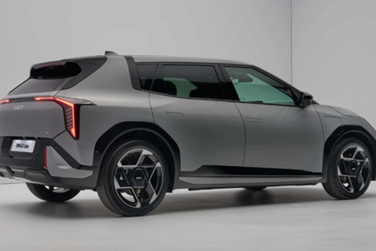 Với bộ pin nhỏ, EV4 sedan có phạm vi hoạt động 430 km sau mỗi lần sạc, theo tiêu chuẩn WLTP, còn bản hatchback đi được 410 km.Với bộ pin lớn, phạm vi hoạt động của bản sedan và hatchback lần lượt là 630 km và 590 km. Kia EV4 chỉ cần 7,4 giây để tăng tốc 0-100 km/h với bộ pin nhỏ và 7,7 giây với bộ pin lớn.