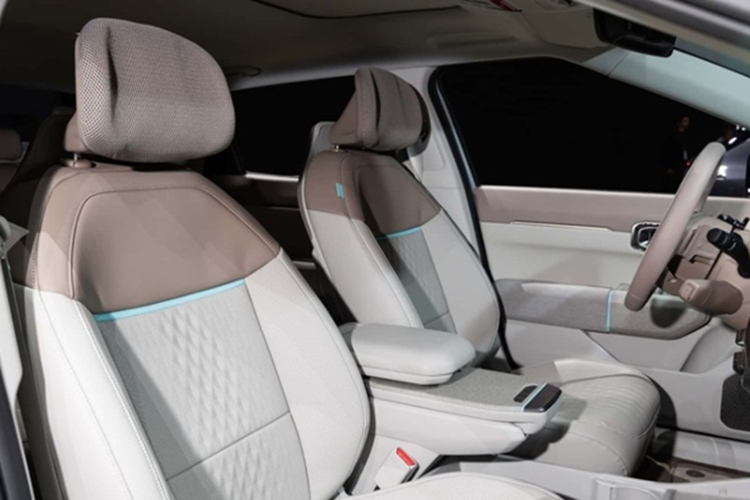 Do cùng được phát triển trên nền tảng xe điện chuyên dụng E-GMP nên cả hai phiên bản của EV4 đều sở hữu không gian cabin khá rộng rãi.