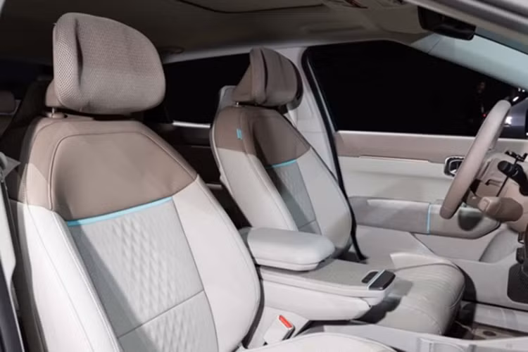 Do cùng được phát triển trên nền tảng xe điện chuyên dụng E-GMP nên cả hai phiên bản của EV4 đều sở hữu không gian cabin khá rộng rãi.