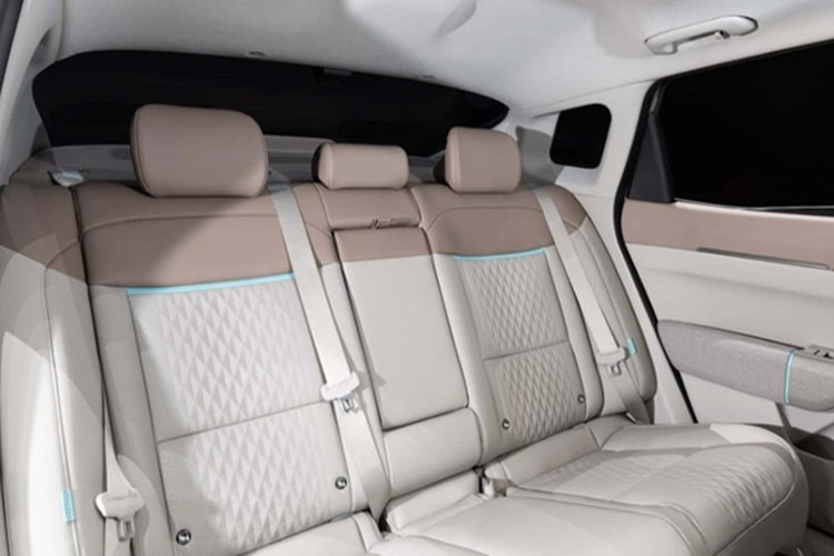 Để giúp người dùng có thể dễ dàng thao tác các chức năng, Kia đã trang bị nhiều phím tắt vật lý trên bảng táp-lô và cạnh bệ tỳ tay trung tâm. Bản sedan có dung tích khoang hành lý là 490 lít, còn bản hatchback là 435 lít vì đuôi xe ngắn hơn.