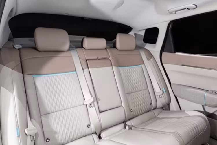 Để giúp người dùng có thể dễ dàng thao tác các chức năng, Kia đã trang bị nhiều phím tắt vật lý trên bảng táp-lô và cạnh bệ tỳ tay trung tâm. Bản sedan có dung tích khoang hành lý là 490 lít, còn bản hatchback là 435 lít vì đuôi xe ngắn hơn.