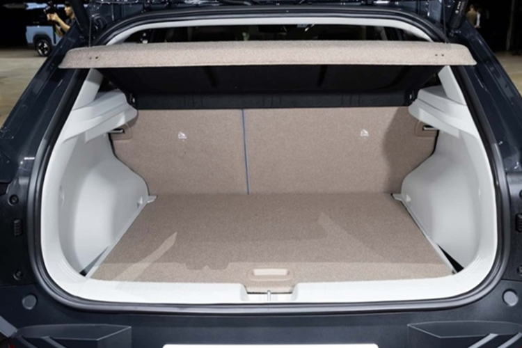 Cung cấp sức mạnh cho Kia EV4 là một mô-tơ điện cho công suất 201 mã lực và mô-men xoắn cực đại 283 Nm. Mô tơ điện kết hợp với hệ dẫn động cầu trước. Dự kiến, bản hai mô tơ điện kết hợp với hệ dẫn động bốn bánh và phiên bản thể thao GT sẽ ra mắt sau.