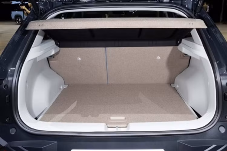 Cung cấp sức mạnh cho Kia EV4 là một mô-tơ điện cho công suất 201 mã lực và mô-men xoắn cực đại 283 Nm. Mô tơ điện kết hợp với hệ dẫn động cầu trước. Dự kiến, bản hai mô tơ điện kết hợp với hệ dẫn động bốn bánh và phiên bản thể thao GT sẽ ra mắt sau.