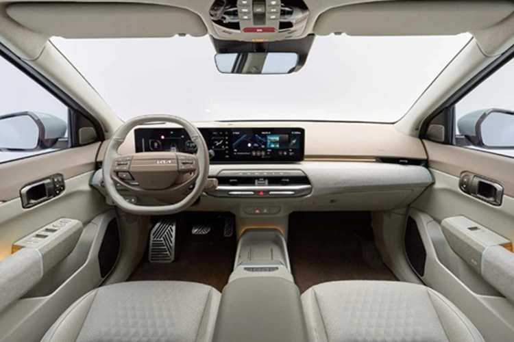 Bên trong khoang cabin của xe được trang bị tới 3 màn hình, gồm bảng đồng hồ kỹ thuật số 12,3 inch nằm bên trái, màn hình thông tin - giải trí cũng cỡ 12,3 inch nằm bên phải và một màn hình 5,3 inch nằm ở giữa dùng để điều khiển điều hòa.