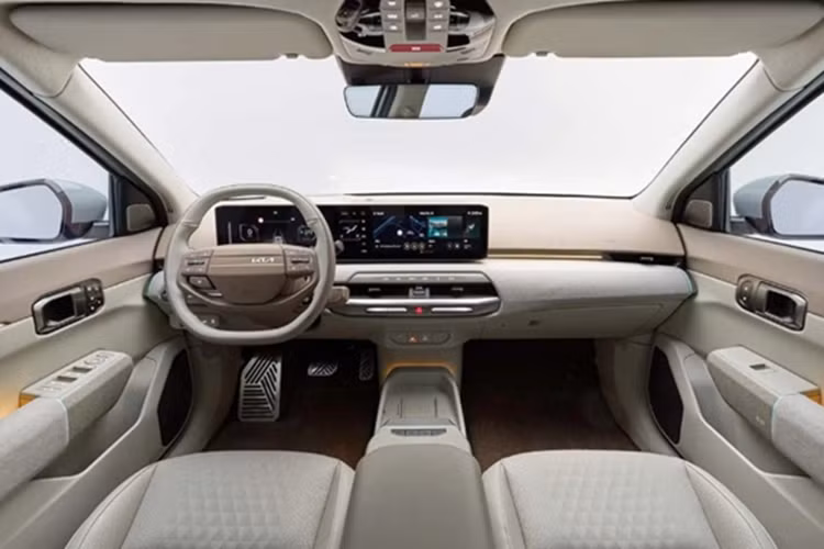 Bên trong khoang cabin của xe được trang bị tới 3 màn hình, gồm bảng đồng hồ kỹ thuật số 12,3 inch nằm bên trái, màn hình thông tin - giải trí cũng cỡ 12,3 inch nằm bên phải và một màn hình 5,3 inch nằm ở giữa dùng để điều khiển điều hòa.