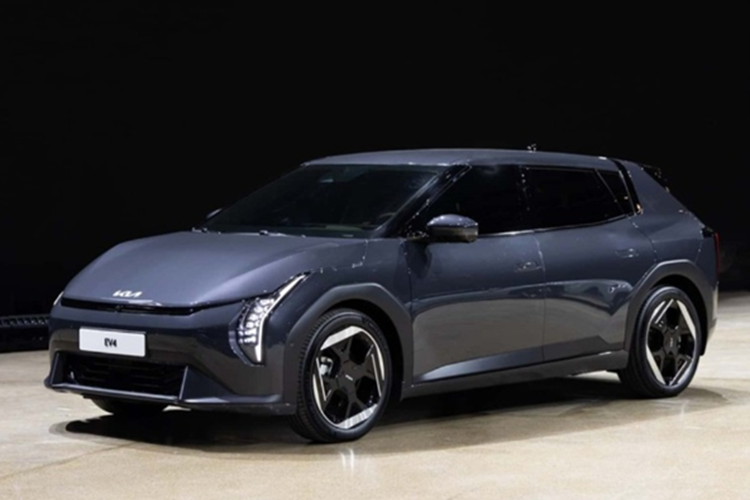 EV4 có kiểu đuôi xe kéo dài, phần cửa kính phía sau ngả thấp. Kết hợp với nóc kính và cột C dày. Nhìn chung, mẫu EV4 sedan trông không giống bất kỳ mẫu xe nào trong gia đình Kia.