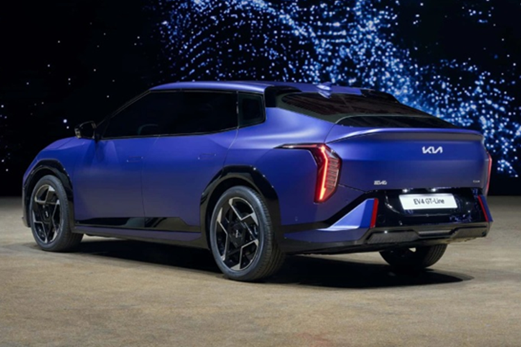 Tất cả các phiên bản đều được giới hạn tốc độ tối đa ở mức 170 km/h. Dự kiến, Kia EV4 sedan sẽ có mặt ở các đại lý Hàn Quốc từ tháng sau. Còn bản hatchback chỉ dành cho thị trường châu Âu, sẽ chính thức bàn giao cho người dùng vào nửa cuối năm nay. Mức giá xe Kia EV4 2025 hiện chưa công bố chính thức.