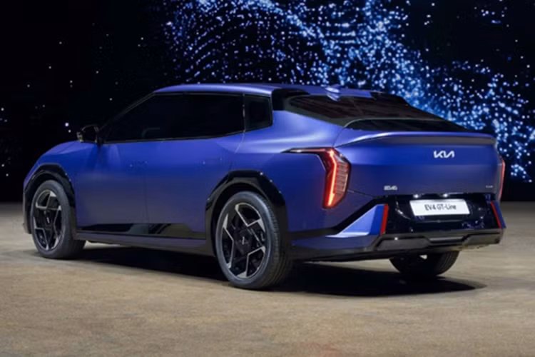 Tất cả các phiên bản đều được giới hạn tốc độ tối đa ở mức 170 km/h. Dự kiến, Kia EV4 sedan sẽ có mặt ở các đại lý Hàn Quốc từ tháng sau. Còn bản hatchback chỉ dành cho thị trường châu Âu, sẽ chính thức bàn giao cho người dùng vào nửa cuối năm nay. Mức giá xe Kia EV4 2025 hiện chưa công bố chính thức.