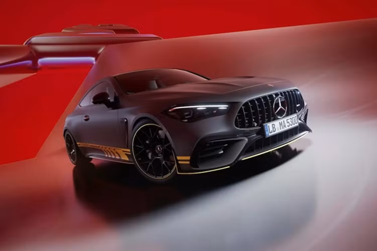 Mercedes-AMG vừa ra mắt phiên bản đặc biệt CLE Manufaktur Edition mới, dựa trên CLE 53 Pinnacle 2026, có hai kiểu thân xe coupe và bản mui trần (Convertible). Dự kiến Mercedes-AMG CLE 2025 mới sẽ có mặt tại thị trường Mỹ vào cuối năm nay, mỗi phiên bản có cá tính riêng.