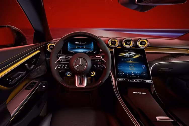 Nội thất với ghế hiệu suất cao AMG bọc da Nappa màu đen cùng đường chỉ khâu tương phản tông màu vàng, kết hợp sợi carbon, thảm sàn có điểm nhấn màu vàng cùng tấm ốp bệ cửa màu vàng.