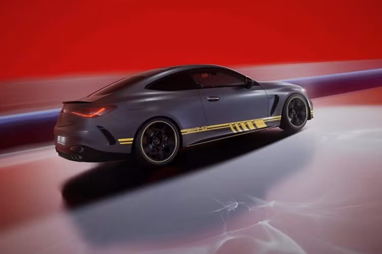 Mercedes-AMG CLE 53 biến thể coupe với ngoại thất Manufaktur Graphite Grey Magno, đồ họa AMG màu vàng; kết hợp với bánh xe 20 inch độc đáo màu đen và vàng.