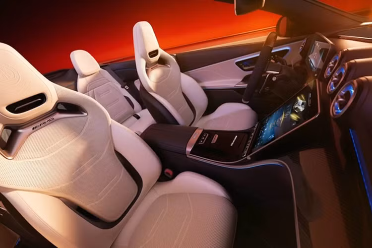 Nội thất CLE 53 Convertible với ghế da Nappa màu trắng có điểm nhấn màu đen tương phản, thảm sàn, tấm ốp bệ cửa phát sáng màu trắng. Cả hai phiên bản đều có nắp bình xăng AMG mạ crôm bạc và nắp đậy bên trong.