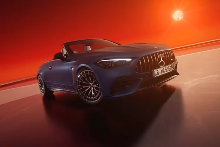 Mercedes-AMG CLE 53 trang bị khối động cơ 6 xi-lanh thẳng hàng 3.0 lít tăng áp sản sinh công suất 443 mã lực và mô-men xoắn 600 Nm. Kết hợp hộp số tự động 9 cấp và hệ dẫn động bốn bánh tiêu chuẩn.