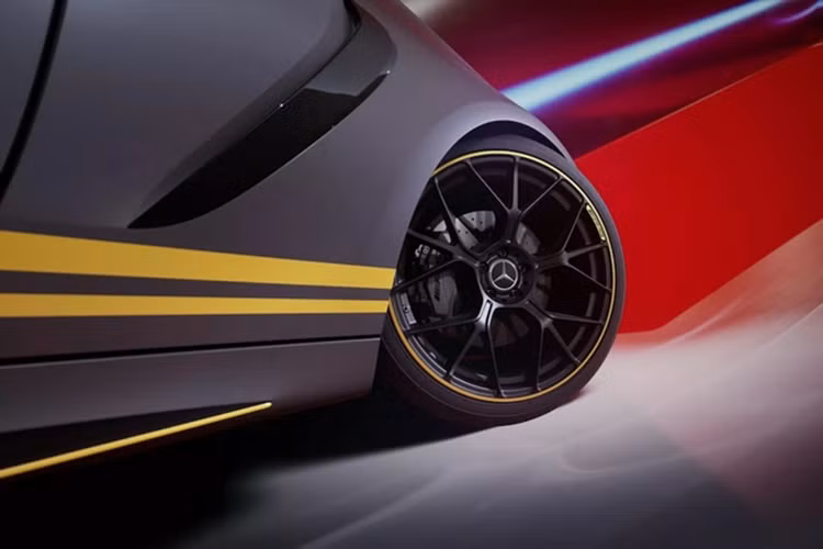 Mẫu xe này còn có gói AMG Night Plus, AMG Performance Studio và AMG Dynamic Plus. Những gói này bổ sung thêm các điểm nhấn màu đen bóng, cánh gió, cánh gió sau và giá đỡ động cơ...