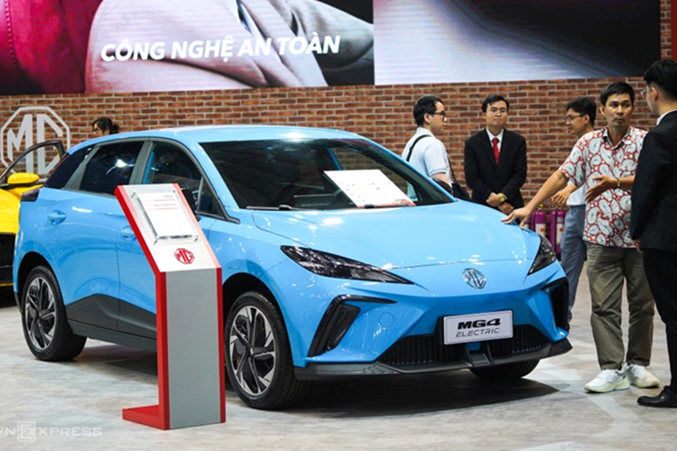 Theo đó, MG4 EV thế hệ mới sở hữu chiều dài x rộng x cao lần lượt 4.395 x 1.842 x 1.551 mm và chiều dài cơ sở 2.750 mm. Xe dài hơn 108 mm, rộng hơn 6 mm và cao hơn 35 mm, còn chiều dài cơ sở cũng tăng thêm 45 mm so với thế hệ tiền nhiệm.