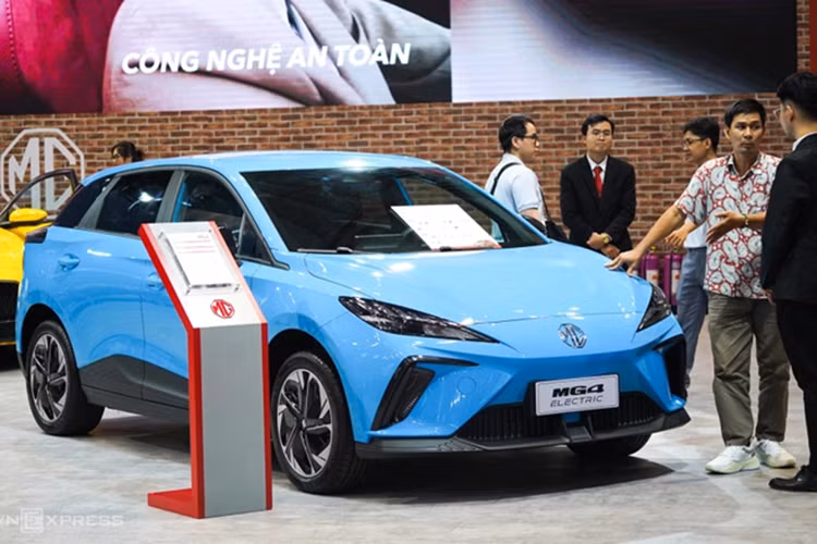 Theo đó, MG4 EV thế hệ mới sở hữu chiều dài x rộng x cao lần lượt 4.395 x 1.842 x 1.551 mm và chiều dài cơ sở 2.750 mm. Xe dài hơn 108 mm, rộng hơn 6 mm và cao hơn 35 mm, còn chiều dài cơ sở cũng tăng thêm 45 mm so với thế hệ tiền nhiệm.