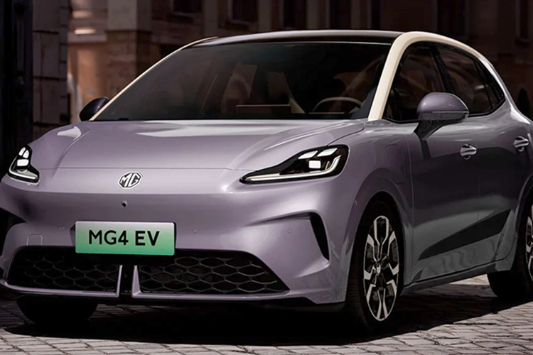 MG4 EV 2025 chạy điện được thiết kế tối giản và hiện đại hơn với cụm đèn pha LED mới ít góc cạnh, cản trước cùng màu thân xe và nắp ca-pô đã loại bỏ phần lõm ở giữa.