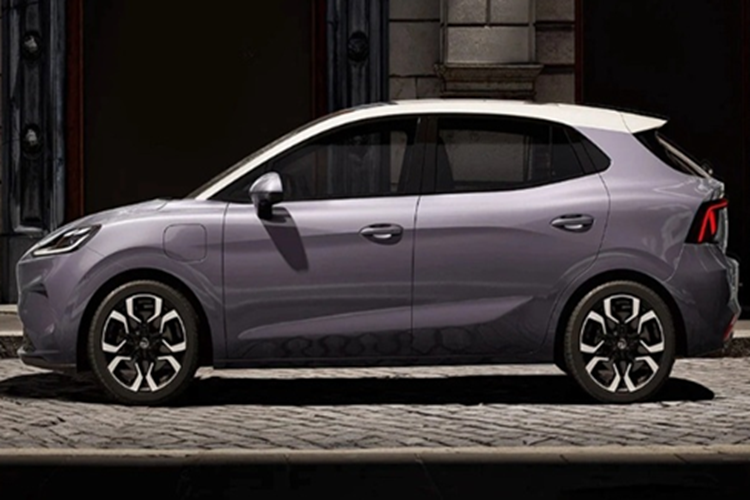 MG4 EV mới được trang bị bộ mâm có kích thước 16 inch hoặc 17 inch, thiết kế phần thân cũng được làm lại nhìn mềm mại, uyển chuyển hơn. Khu vực đuôi xe nổi bật với cụm đèn hậu LED nối liền và đèn báo rẽ tạo hình mũi tên khá giống MG Cyberster.