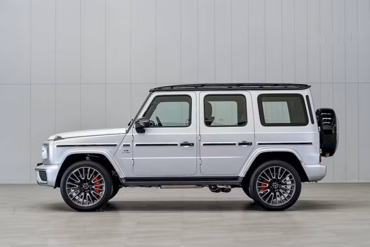 Theo đó, động cơ trên Mercedes-AMG G63 W465 vẫn là V8 Biturbo 4.0L, công suất tối đa 585 mã lực và mô-men xoắn cực đại 850 Nm tương đương thế hệ W463. Tuy nhiên, xe được cung cấp thêm 20 mã lực và 200 Nm trong thời gian ngắn khi cần tăng tốc hoặc vượt xe từ hệ thống mild-hybrid.