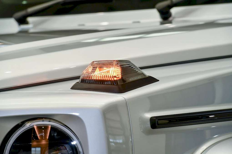 Bên trong cabin, Mercedes-AMG G63 thế hệ mới được bổ sung thêm màn hình cảm ứng 12.3 inch bên cạnh bảng đồng hồ taplo kỹ thuật số 12.3 inch.