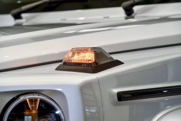 Bên trong cabin, Mercedes-AMG G63 thế hệ mới được bổ sung thêm màn hình cảm ứng 12.3 inch bên cạnh bảng đồng hồ taplo kỹ thuật số 12.3 inch.