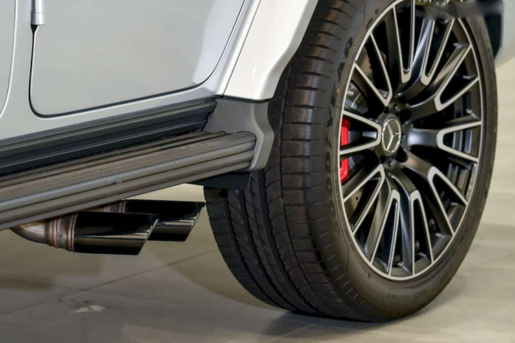 Chưa hết, vô lăng trên xe cũng đã được tinh chỉnh lại, được hoàn thiện từ vật liệu sợi carbon và vi sợi Dinamica, tích hợp các phím xoay cảm ứng kỹ thuật số. Hệ thống ghế ngồi trên xe được bọc da Nappa cao cấp với nhiều lựa chọn cho khách hàng.