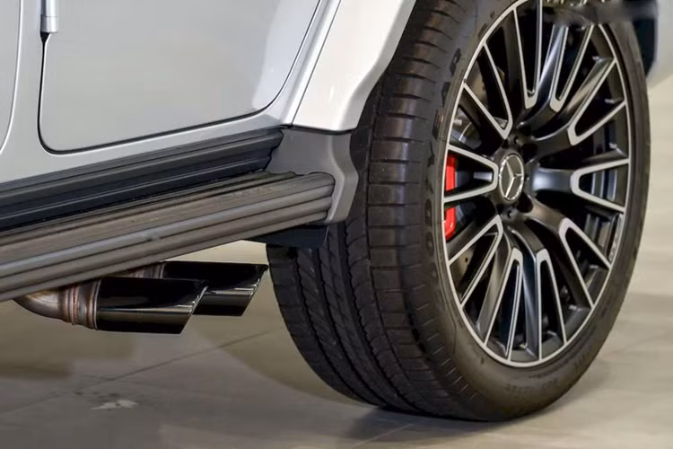 Chưa hết, vô lăng trên xe cũng đã được tinh chỉnh lại, được hoàn thiện từ vật liệu sợi carbon và vi sợi Dinamica, tích hợp các phím xoay cảm ứng kỹ thuật số. Hệ thống ghế ngồi trên xe được bọc da Nappa cao cấp với nhiều lựa chọn cho khách hàng.