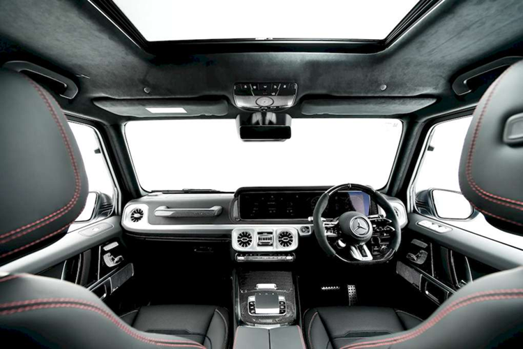 Về kích thước, Mercedes-AMG G63 2025 vẫn có số đo chiều dài x rộng x cao lần lượt là 4.825 x 1.984 x 1.976 mm, chiều dài cơ sở không đổi 2.890 mm. Mẫu SUV này có khoảng sáng gầm 250 mm, cho khả năng lội nước lên đến 850 mm.