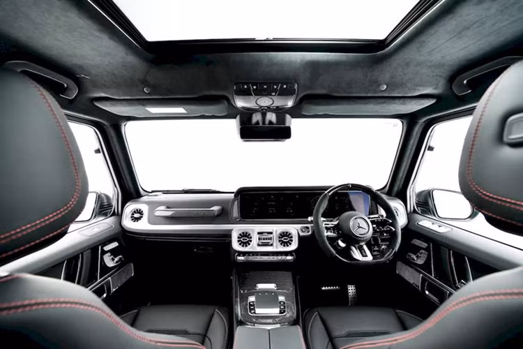 Về kích thước, Mercedes-AMG G63 2025 vẫn có số đo chiều dài x rộng x cao lần lượt là 4.825 x 1.984 x 1.976 mm, chiều dài cơ sở không đổi 2.890 mm. Mẫu SUV này có khoảng sáng gầm 250 mm, cho khả năng lội nước lên đến 850 mm.