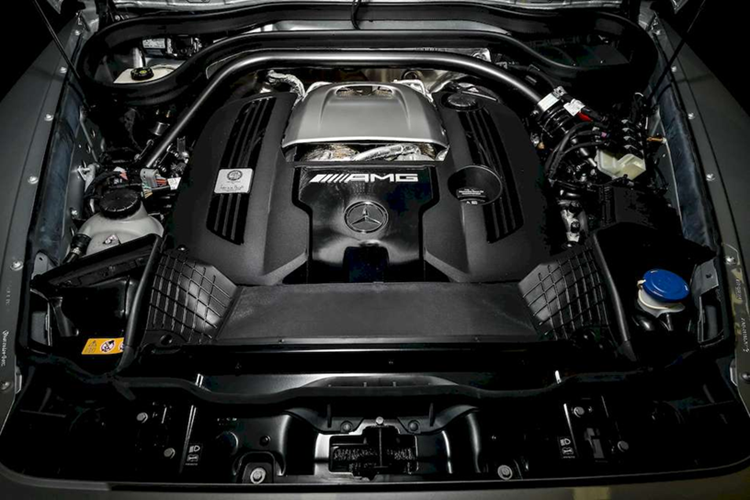 Ngoài ra, Mercedes-AMG G63 2025 còn có thêm tuỳ chọn màu sơn MANUFAKTUR, gói ngoại thất trang trí tối màu AMG Night Package hay G manufaktur. Mercedes-AMG G63 2025 vừa cập bến Thái Lan được trang bị bộ mâm đa chấu kích thước 21 inch hai màu tương phản, đi kèm kẹp phanh màu đỏ nổi bật.