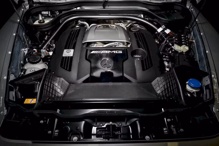 Ngoài ra, Mercedes-AMG G63 2025 còn có thêm tuỳ chọn màu sơn MANUFAKTUR, gói ngoại thất trang trí tối màu AMG Night Package hay G manufaktur. Mercedes-AMG G63 2025 vừa cập bến Thái Lan được trang bị bộ mâm đa chấu kích thước 21 inch hai màu tương phản, đi kèm kẹp phanh màu đỏ nổi bật.