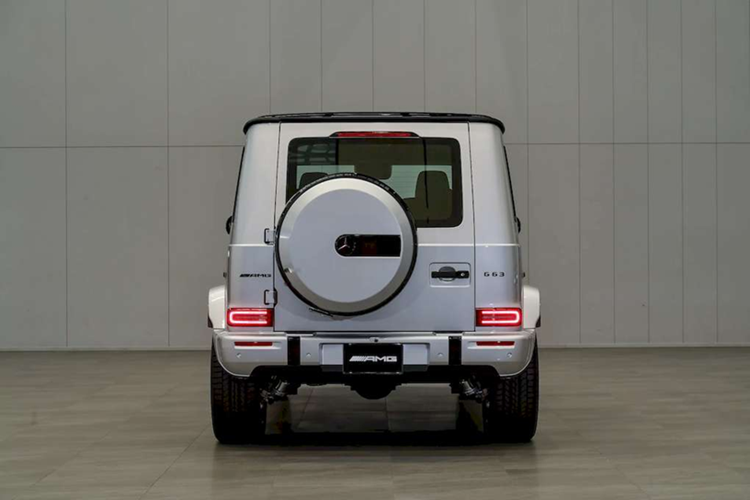 Trần xe, tapi cửa,... được bọc chất liệu vi sợi Dinamica mô phỏng da lộn. Theo công bố của nhà sản xuất, Mercedes-AMG G63 2025 có dung tích khoang hành lý lên đến 640 L. Khi gập tựa lưng hàng ghế thứ hai, con số này có thể lên đến 2.010 L.