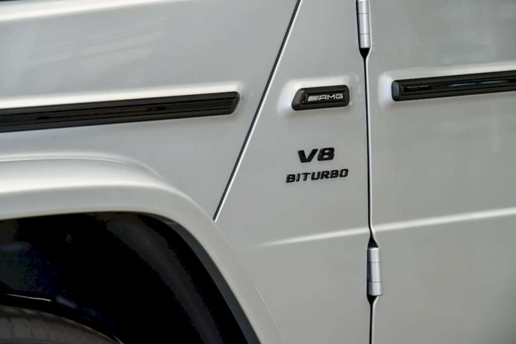 Khối động cơ này đi kèm hộp số tự động 9 cấp AMG Speedshift TCT 9G, hệ thống dẫn động 4 bánh AMG Performance 4MATIC và hệ thống treo thủy lực chủ động AMG Active Ride Control. Hệ thống vận hành này cho phép Mercedes-AMG G63 2025 tăng tốc từ 0 lên 100 km/h trong 4,4 giây, trước khi đạt vận tốc tối đa 220 km/h.