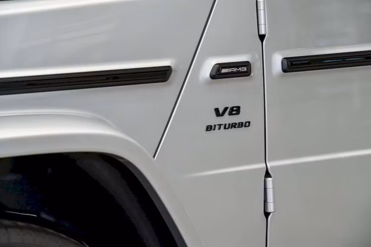 Khối động cơ này đi kèm hộp số tự động 9 cấp AMG Speedshift TCT 9G, hệ thống dẫn động 4 bánh AMG Performance 4MATIC và hệ thống treo thủy lực chủ động AMG Active Ride Control. Hệ thống vận hành này cho phép Mercedes-AMG G63 2025 tăng tốc từ 0 lên 100 km/h trong 4,4 giây, trước khi đạt vận tốc tối đa 220 km/h.