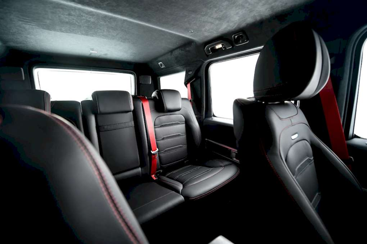 Mercedes-AMG G63 2025 cung cấp cho khách hàng 8 tuỳ chọn màu sơn ngoại thất tiêu chuẩn, bao gồm: trắng Polar White, đen Obsidian Black, bạc Silver Iridium Silver, bạc Mojave Silver, xanh Sodalite Blue, xanh Brilliant Blue, xanh Emerald Green và xám Selenite Grey.