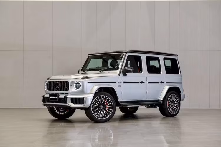 Một năm sau khi chính thức ra mắt toàn cầu, Mercedes-AMG G63 2025 mới (mã nội bộ W465) đã cập bến khu vực Đông Nam Á, cụ thể là thị trường Thái Lan. Tại đây, mức giá xe Mercedes-AMG G63 2025 khởi điểm hơn 18,8 triệu baht (khoảng 14,2 tỷ đồng).