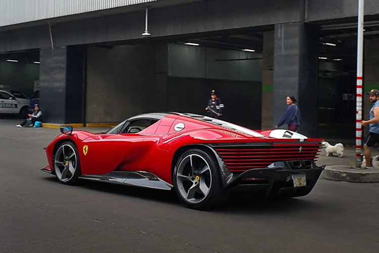 Tuy vậy, có thể thấy một số điểm khác biệt của chiếc Daytona SP3 màu đỏ tại Mexico với chiếc xe được đồn đoán sẽ có mặt tại Việt Nam. Trong khi chiếc Daytona SP3 tại Mexico có logo mâm màu vàng và kẹp phanh màu đen, chiếc siêu xe được đại lý này chia sẻ có logo mâm bằng sợi carbon và kẹp phanh màu vàng.