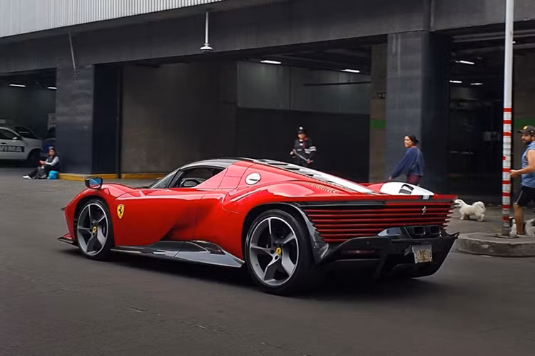 Tuy vậy, có thể thấy một số điểm khác biệt của chiếc Daytona SP3 màu đỏ tại Mexico với chiếc xe được đồn đoán sẽ có mặt tại Việt Nam. Trong khi chiếc Daytona SP3 tại Mexico có logo mâm màu vàng và kẹp phanh màu đen, chiếc siêu xe được đại lý này chia sẻ có logo mâm bằng sợi carbon và kẹp phanh màu vàng.