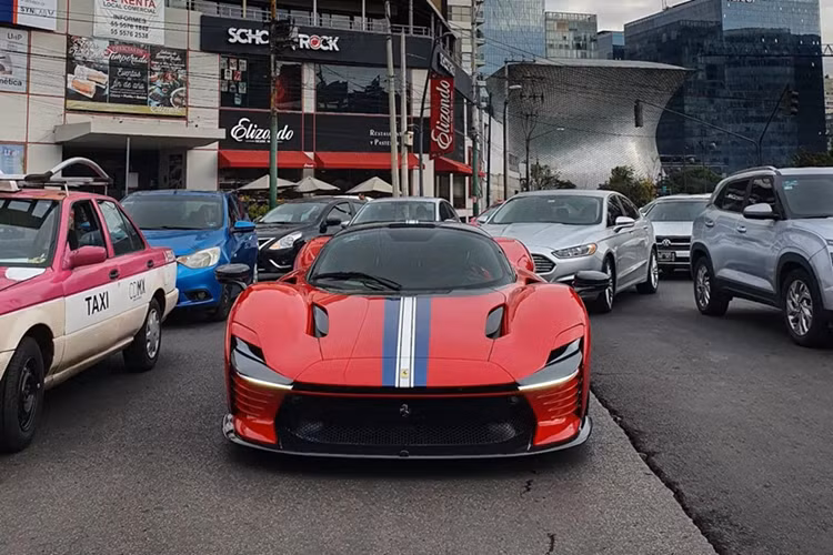 Sở hữu động cơ V12 hút khí tự nhiên 6.5L mạnh 840 mã lực, đây là mẫu xe được nhiều nhà sưu tập Ferrari săn đón. Nhiều người cho rằng Daytona SP3 xứng đáng làm "kẻ kế vị" của LaFerrari hơn F80, vốn chỉ mang động cơ V6 hybrid.